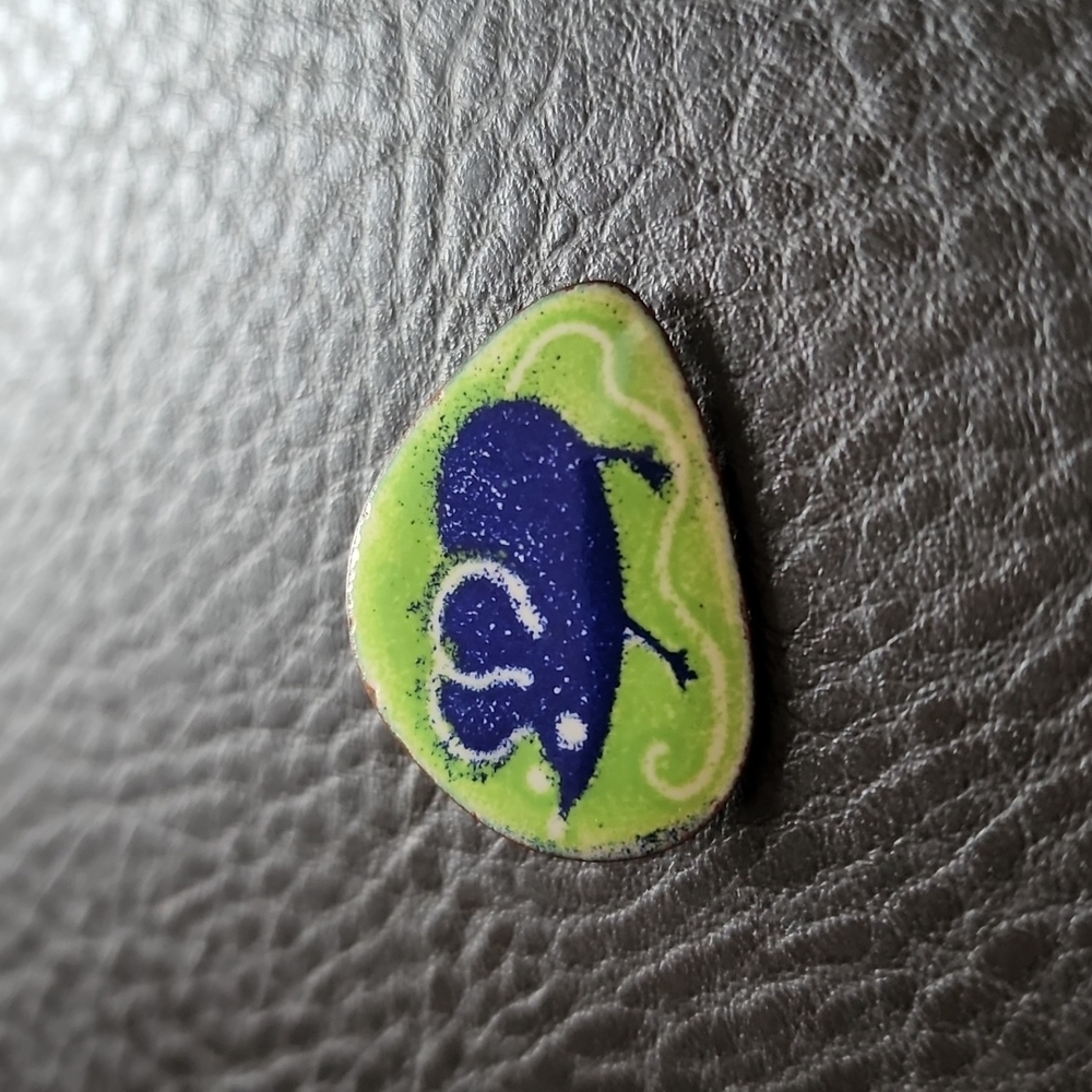 VTG copper & enamel Playbird brooch - Picture 3 of 7